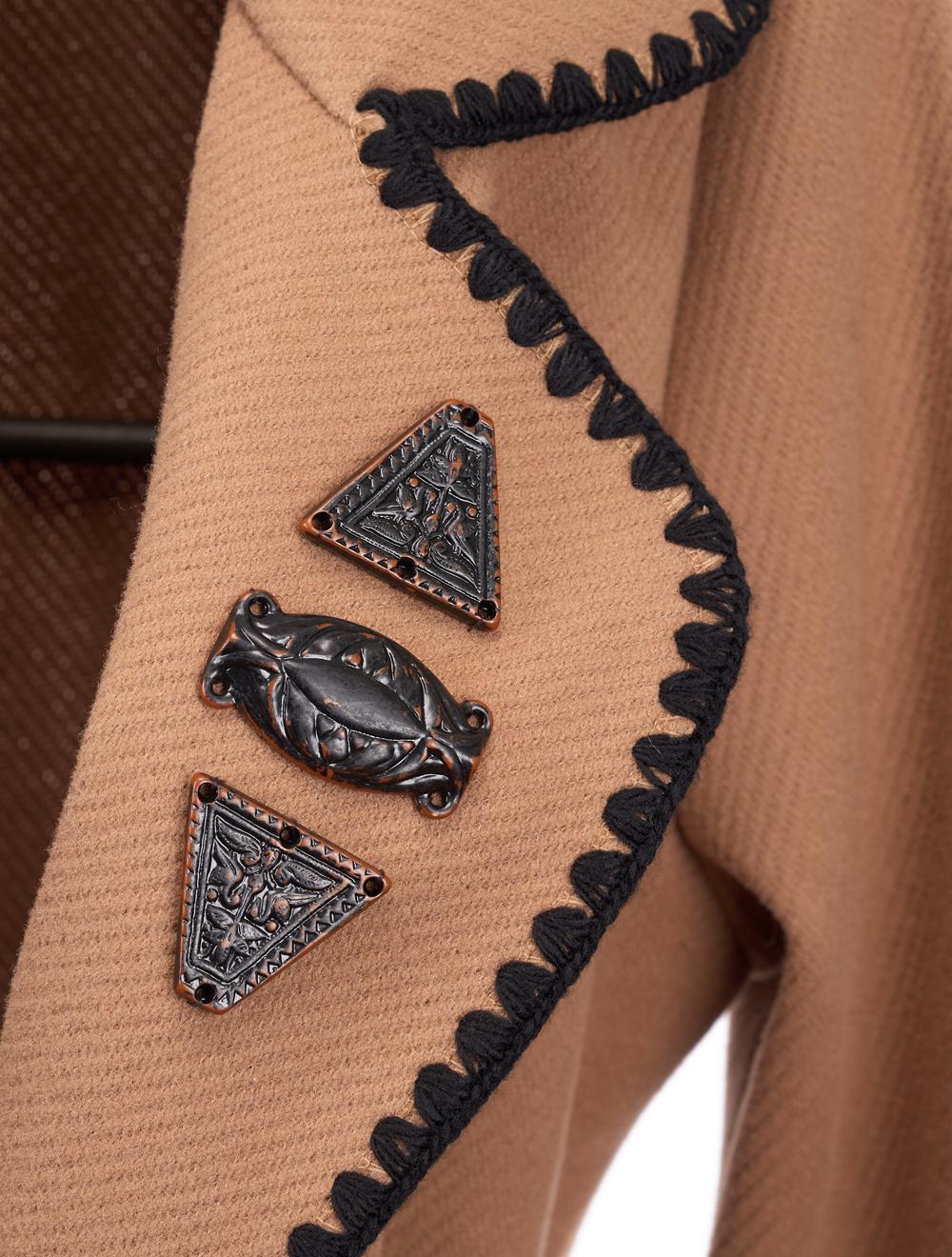 Save The Queen Cappotto color cammello con bordi ricamati Convenienza