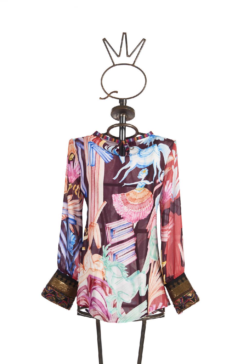 Save The Queen Blusa in chiffon con stampa dedicata al Circo 2025