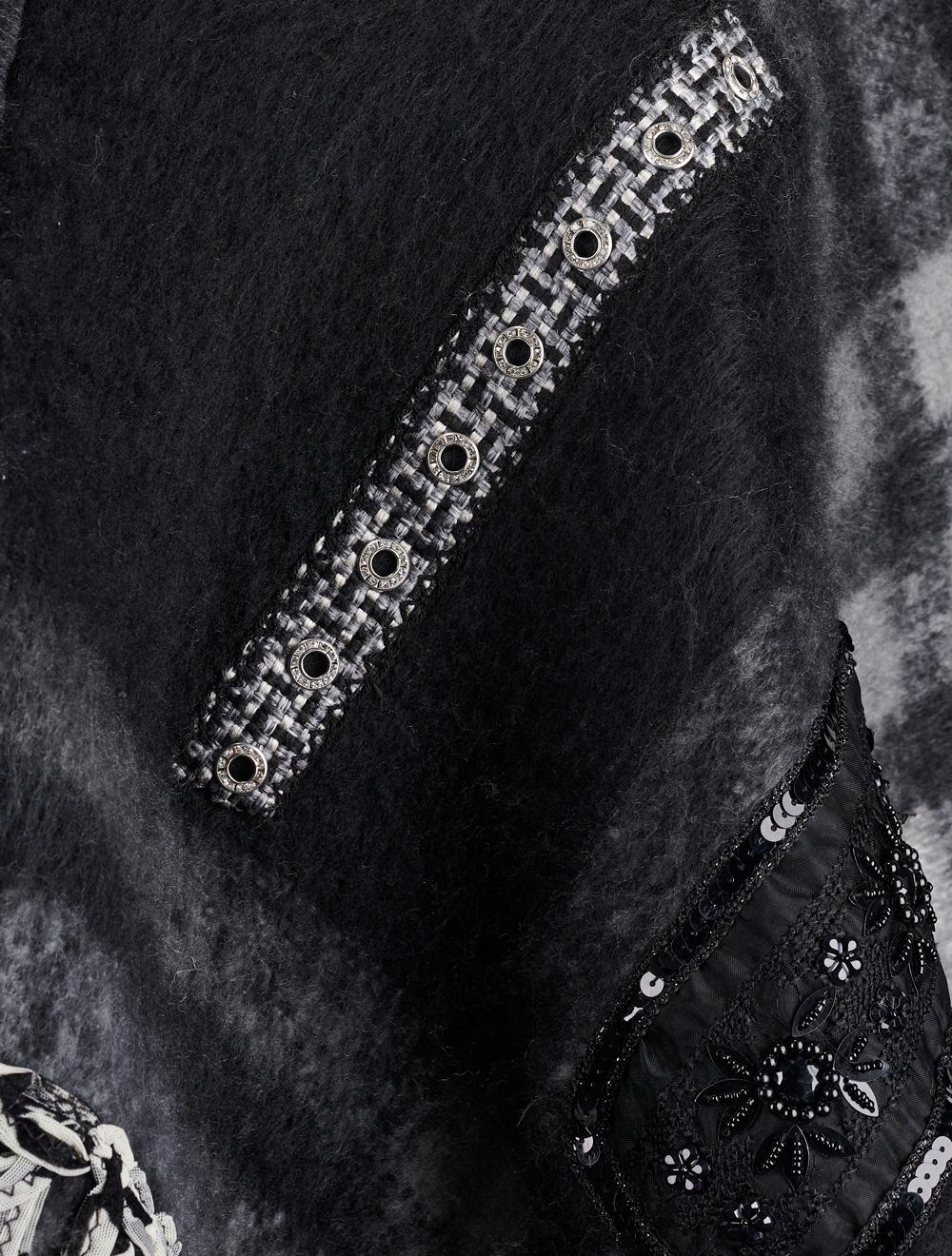 Save The Queen Poncho in jacquard nero e grigio Online