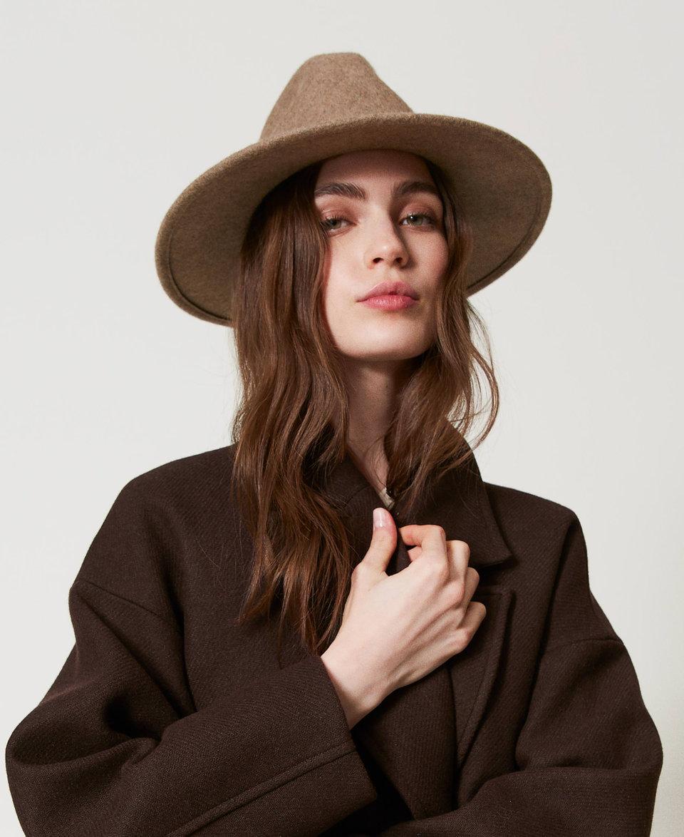 Twin Set Cappello in panno con Oval T In Vendita