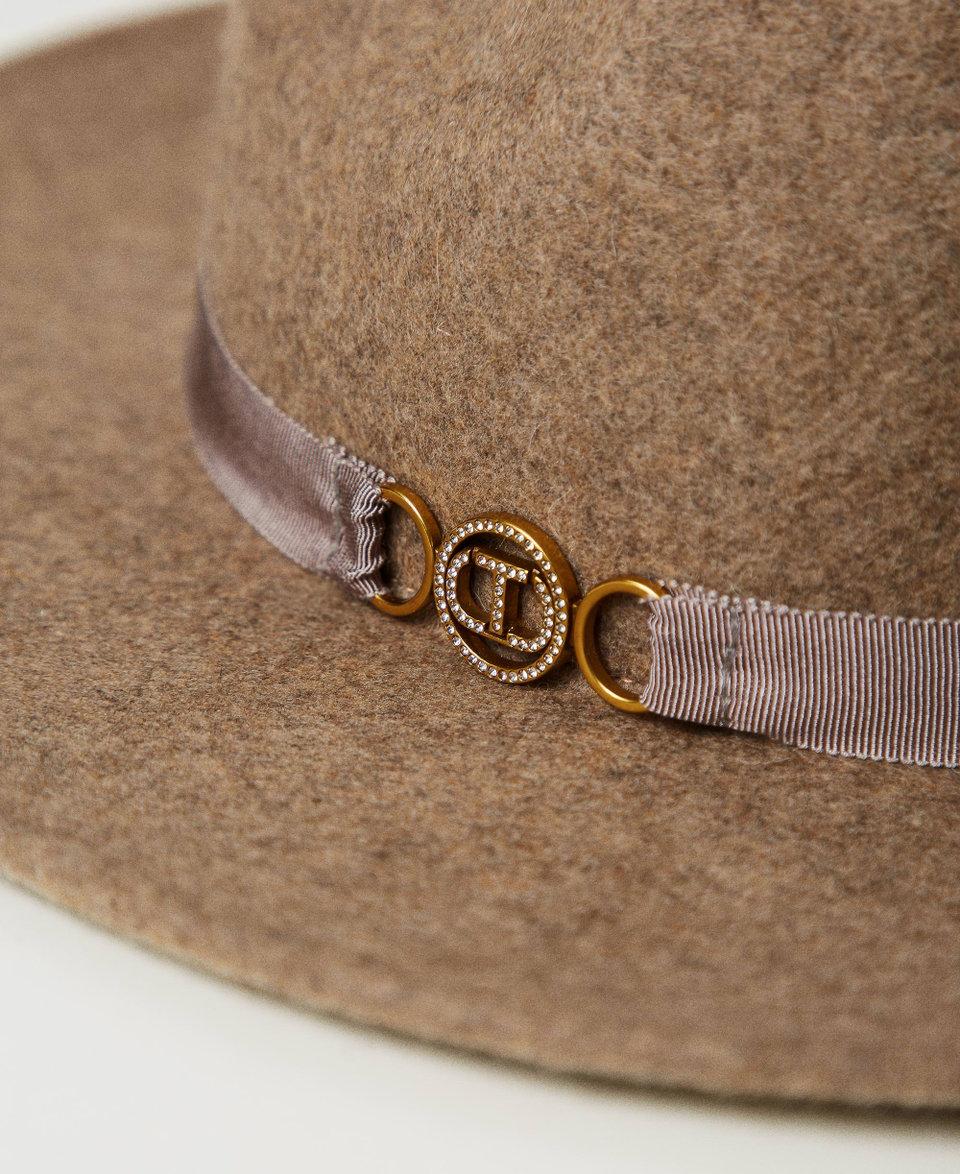 Twin Set Cappello in panno con Oval T In Vendita