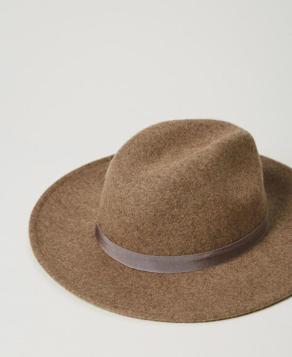 Twin Set Cappello in panno con Oval T In Vendita