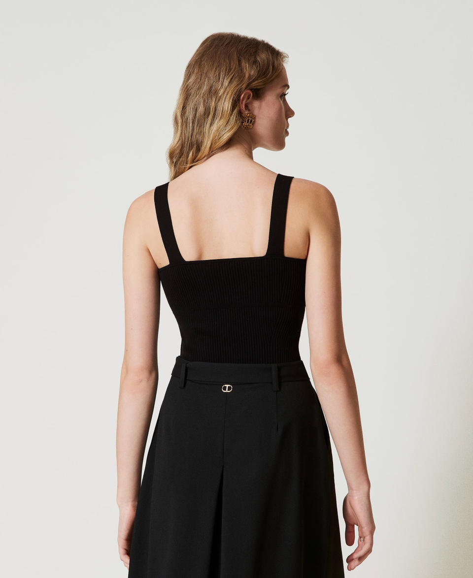 Twin Set Top fitted in maglia con logo Oval T Offerta San Valentino