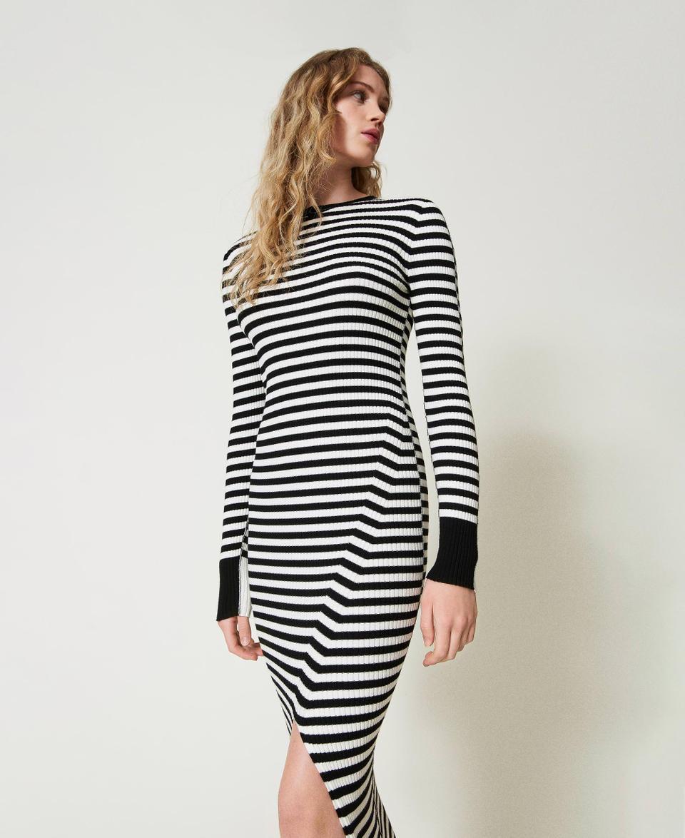 Twin Set Abito lungo in maglia a righe Sconto