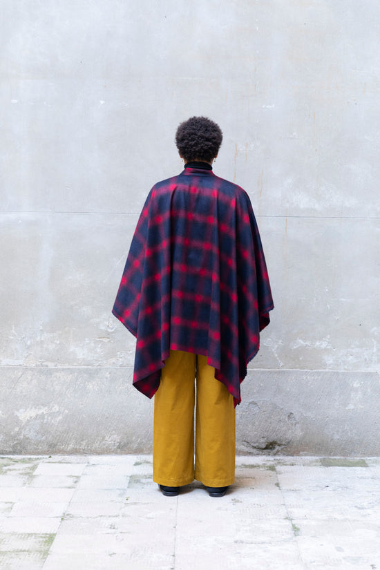 ﻿Zerobarracento Recycled Wool Midi Cape Soddisfazione Garantita